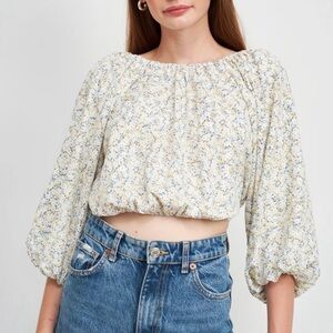 En Saison Orielle floral top. Cropped. Balloon 3/4 sleeves.‎ Size L. Feminine